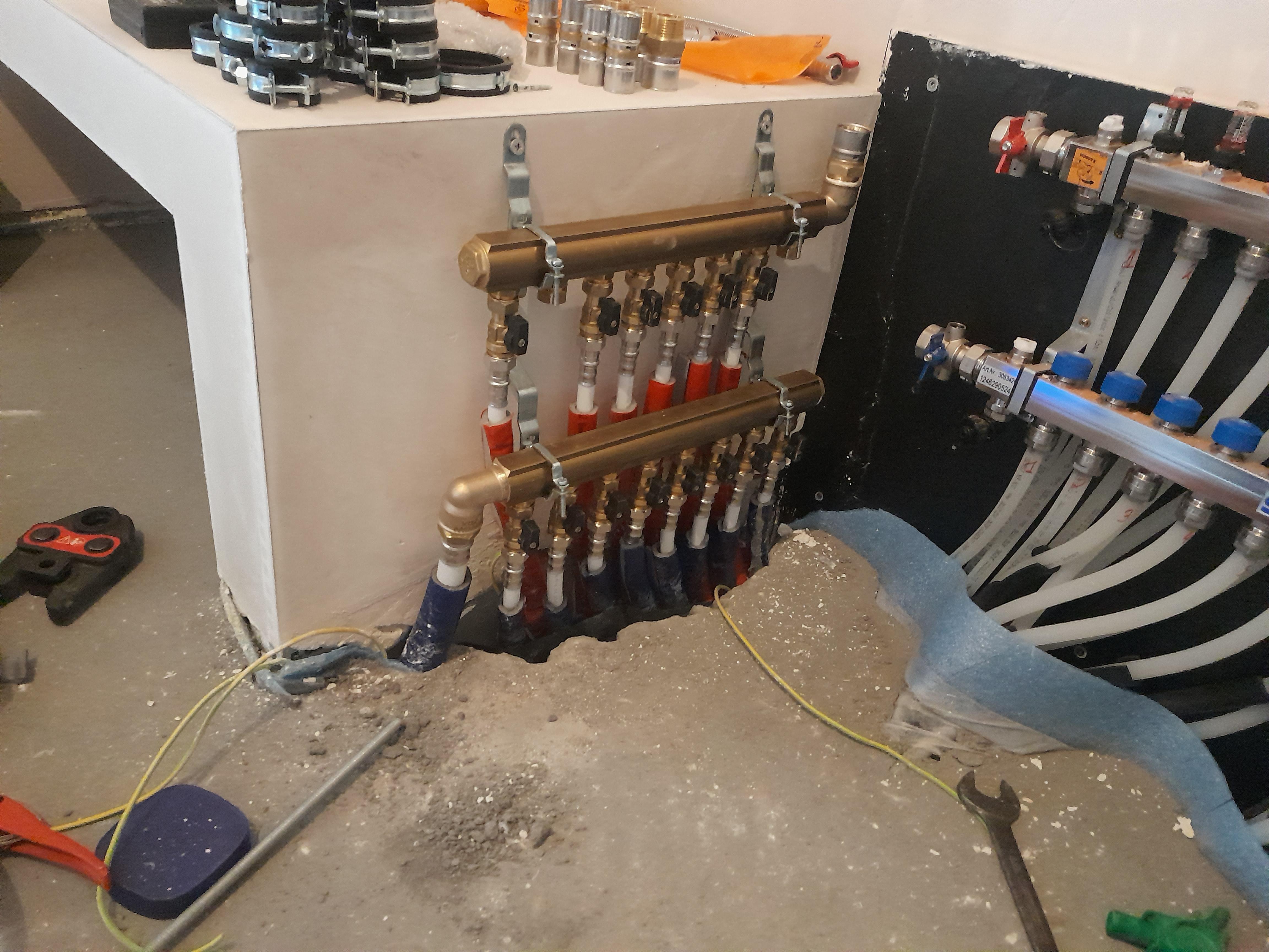 Plaatsen van sanitaire installatie voor koud en warm water, iedere verbruiker apart uitschakelbaar.